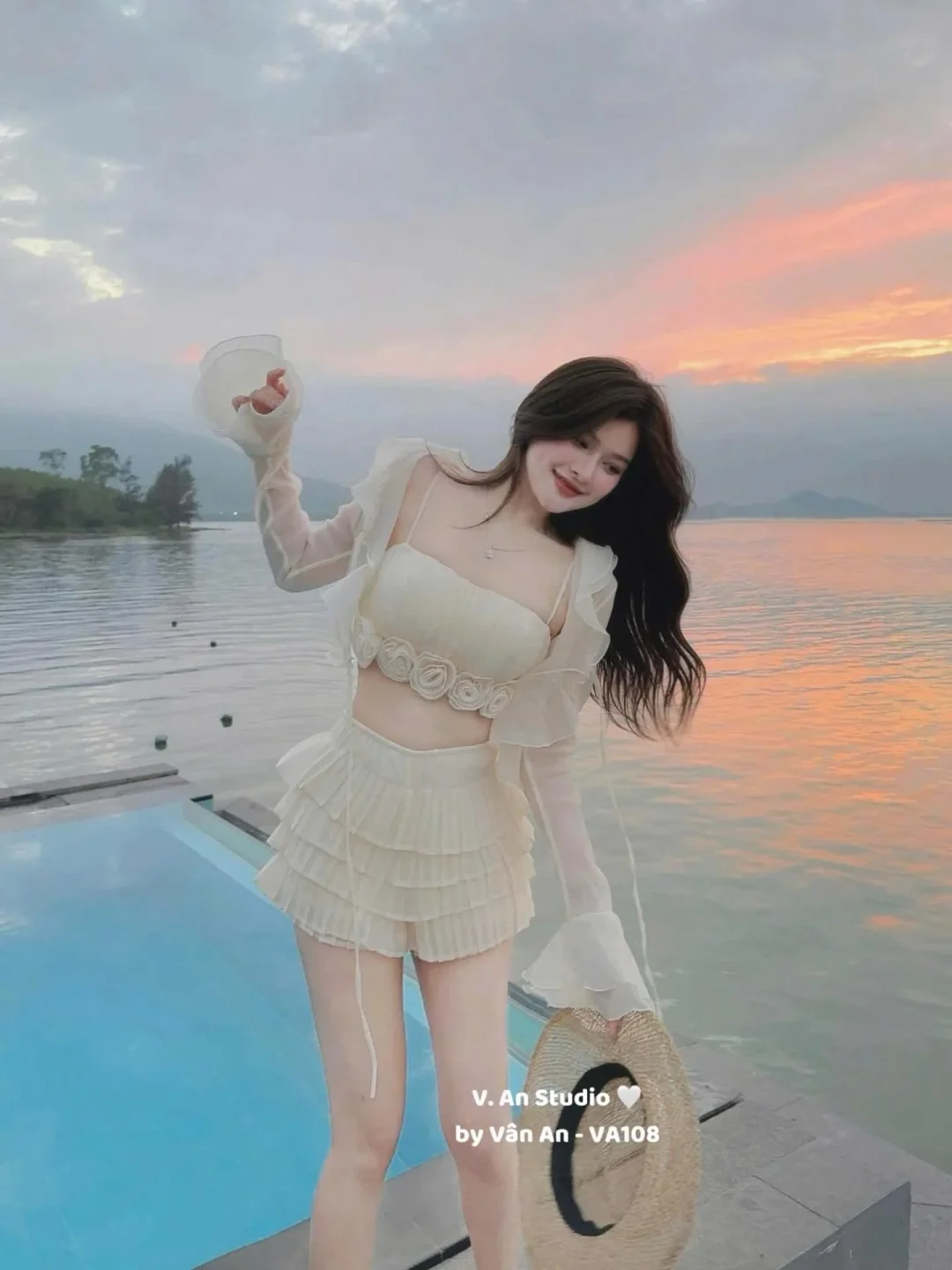 Ảnh 1 của Set croptop chân váy xếp tầng màu kem