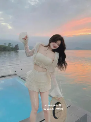 Ảnh 1 của Set croptop chân váy xếp tầng màu kem