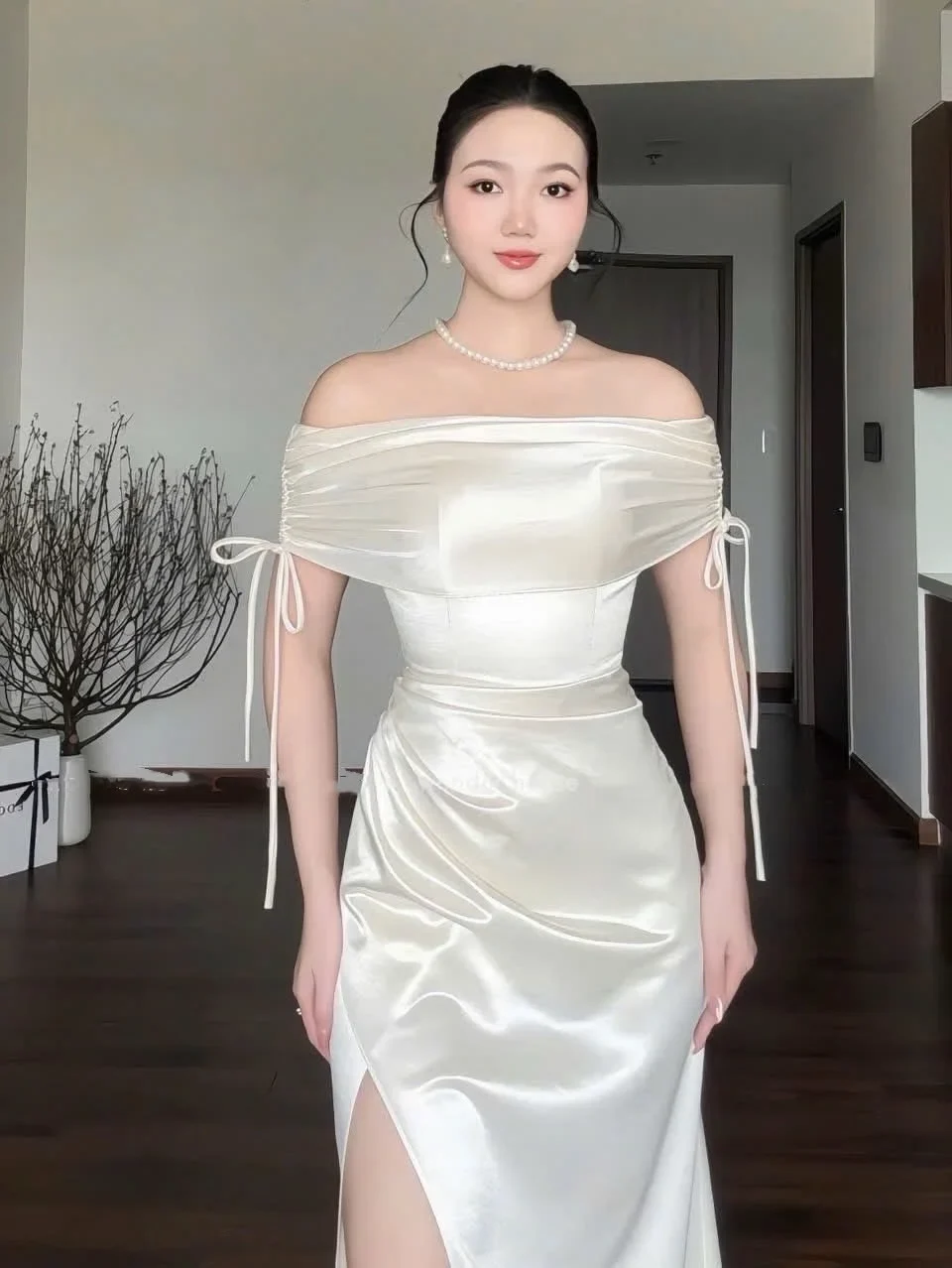 Photo 3 of Váy dạ hội trễ vai lụa trắng size M