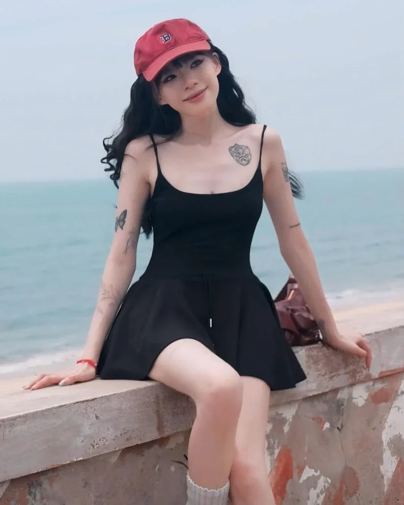 Ảnh 3 của Đầm mini hai dây đen nữ cho thuê
