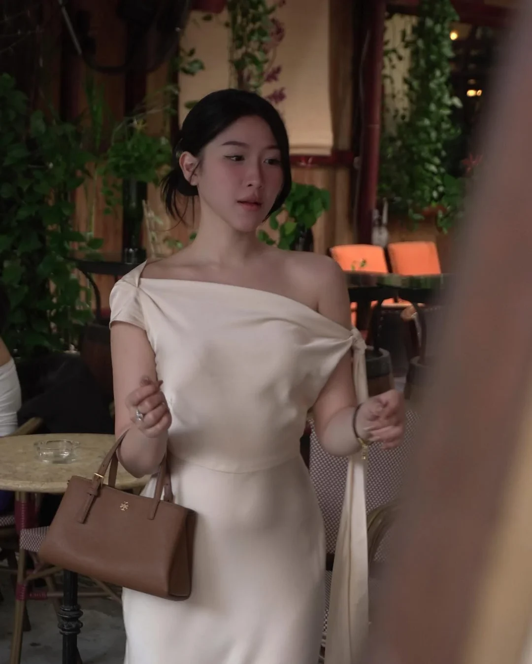 Ảnh 8 của Váy dài lụa trễ vai kem Dressesinsilk