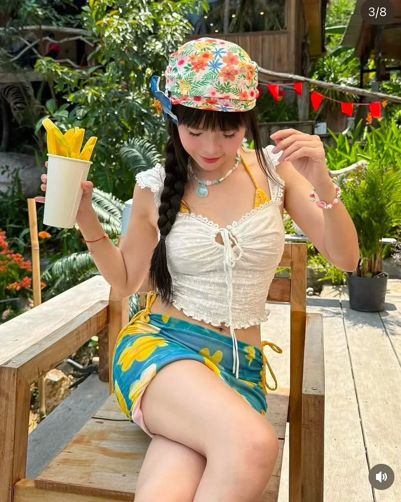 Ảnh 4 của Set croptop ren trắng chân váy hoa nữ