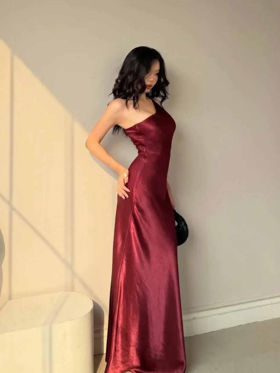 Ảnh 5 của Đầm dạ hội satin đỏ đô một vai