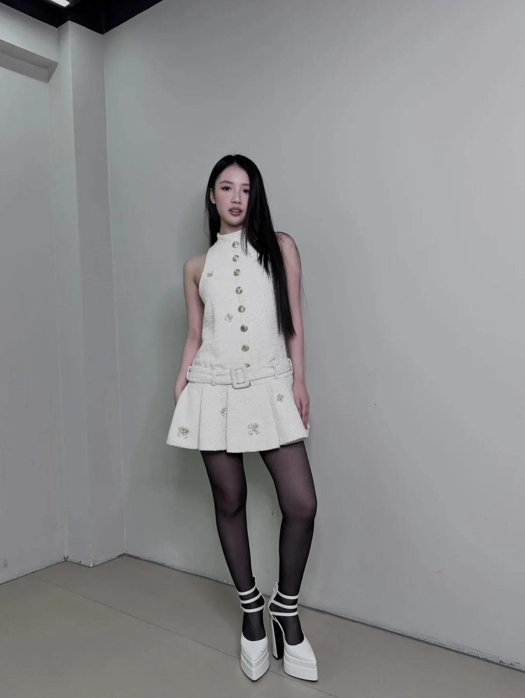 Photo 5 of Đầm tweed trắng ngắn Ononmade nữ