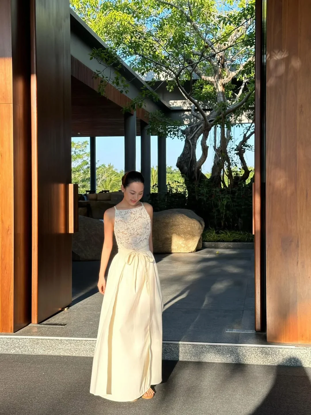 Photo 5 of Đầm maxi ren thắt nơ Monico màu kem