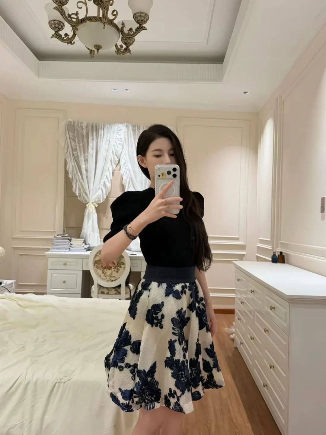 Photo 10 of Set áo đen chân váy hoa thiết kế nữ