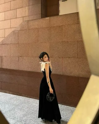 Photo 2 of Váy dạ hội nhung đen nơ vai Trúc Thanh