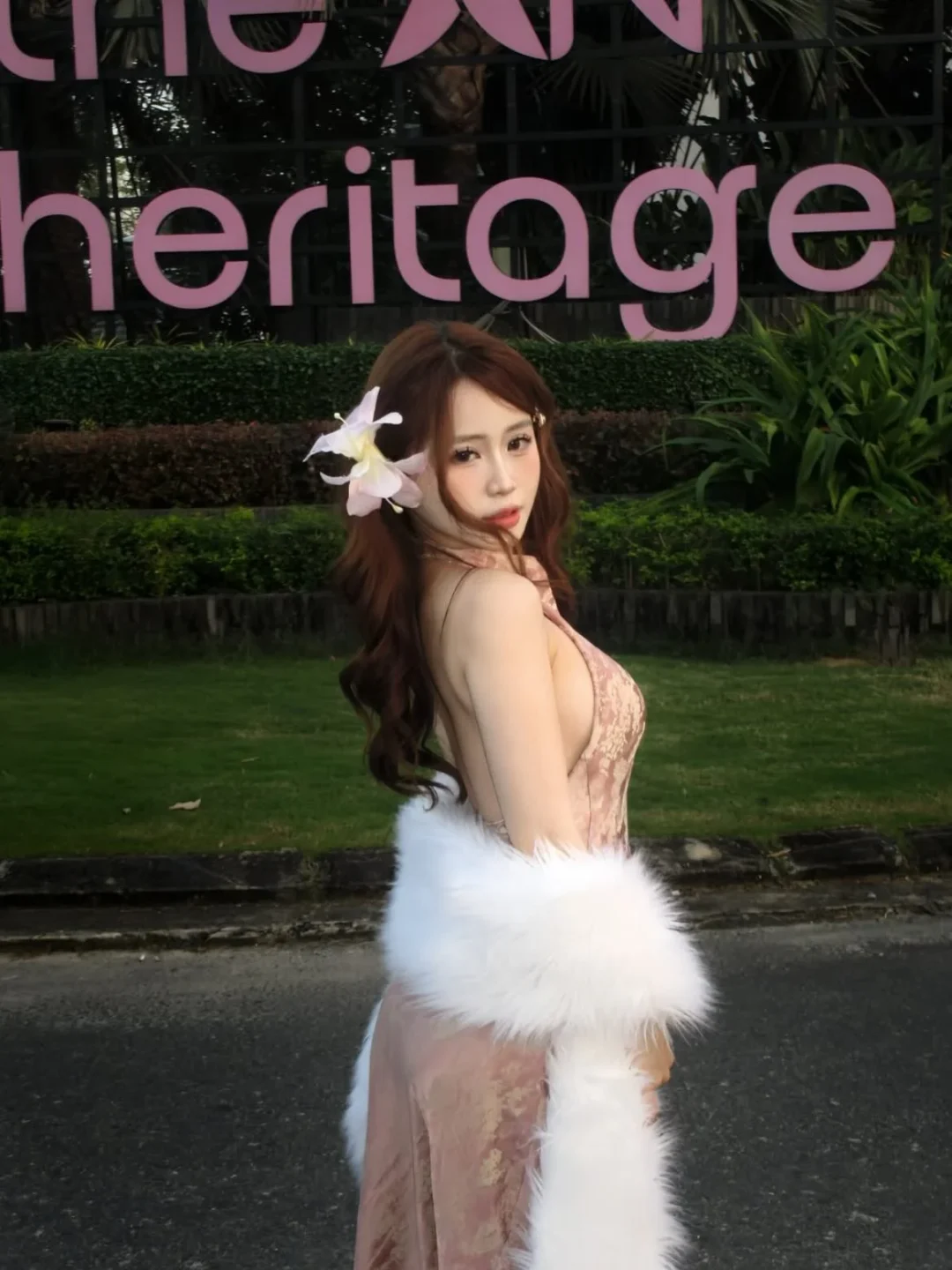 Photo 6 of Váy dài lụa hồng nhạt hoa ren cổ tàu