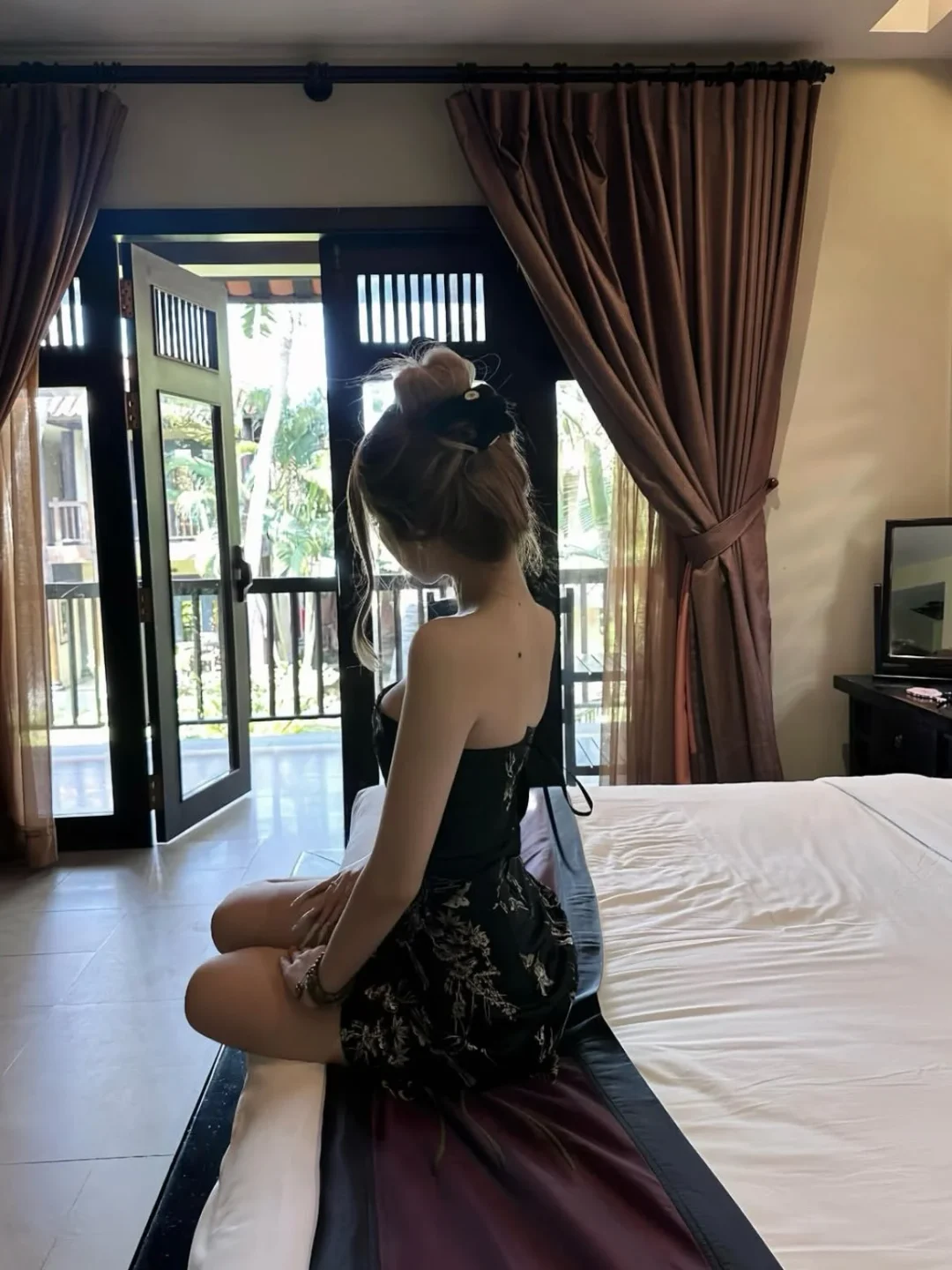 Photo 7 of Váy mini lụa đen quây vai thêu hoa