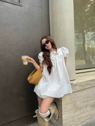 Photo 1 of Váy babydoll trắng ngắn tay phồng nữ