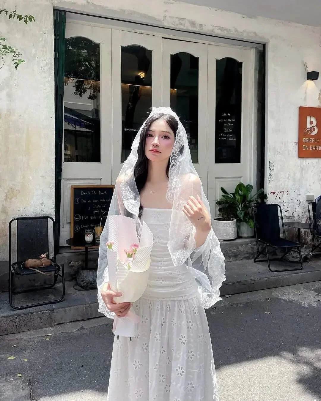 Ảnh 3 của Váy maxi trắng strapless ren hoa nữ