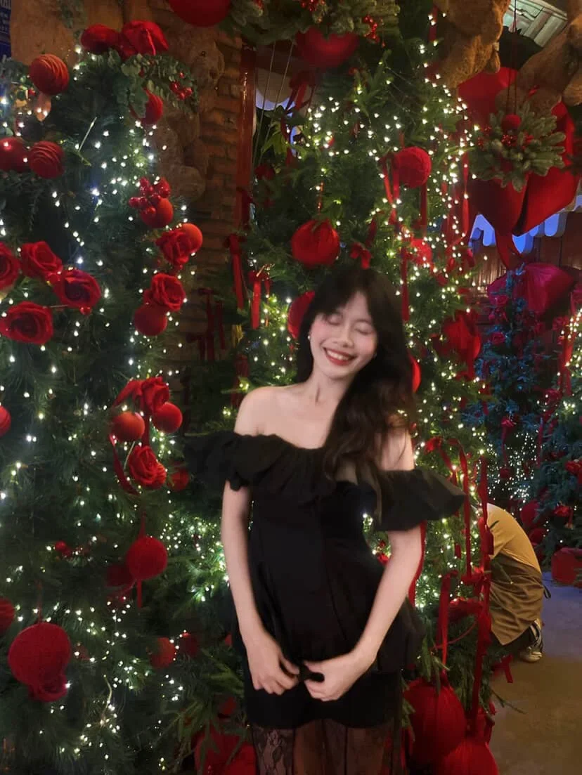 Photo 3 of Đầm đen trễ vai nhún bèo satin nữ