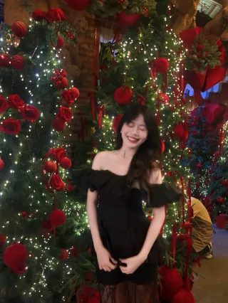 Photo 3 of Đầm đen trễ vai nhún bèo satin nữ
