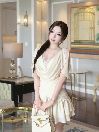 Photo 1 of Váy ngắn lụa kem thiết kế KHIẾT