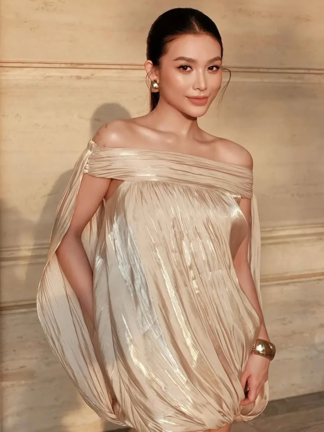 Ảnh 2 của Váy mini trễ vai kim tuyến vàng champagne