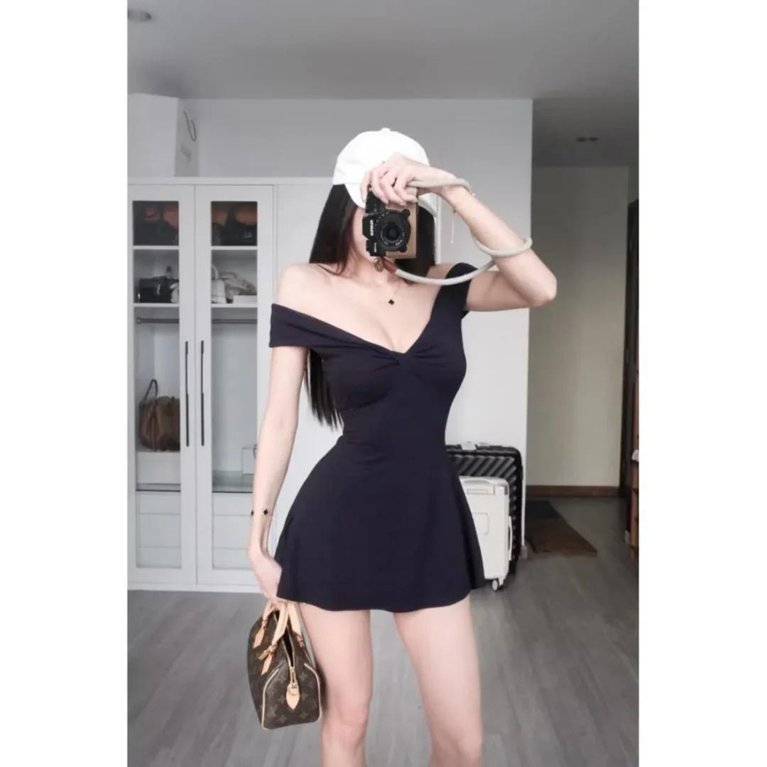 Photo 1 of Đầm mini trễ vai đen size M/L