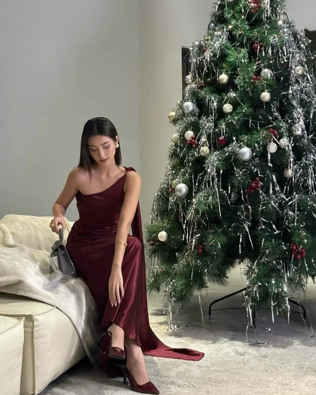 Ảnh 6 của Váy dạ hội lụa đỏ lệch vai Viibodysuit