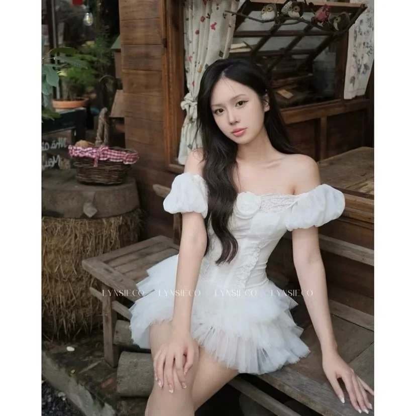 Photo 2 of Đầm trắng corset trễ vai tulle nữ