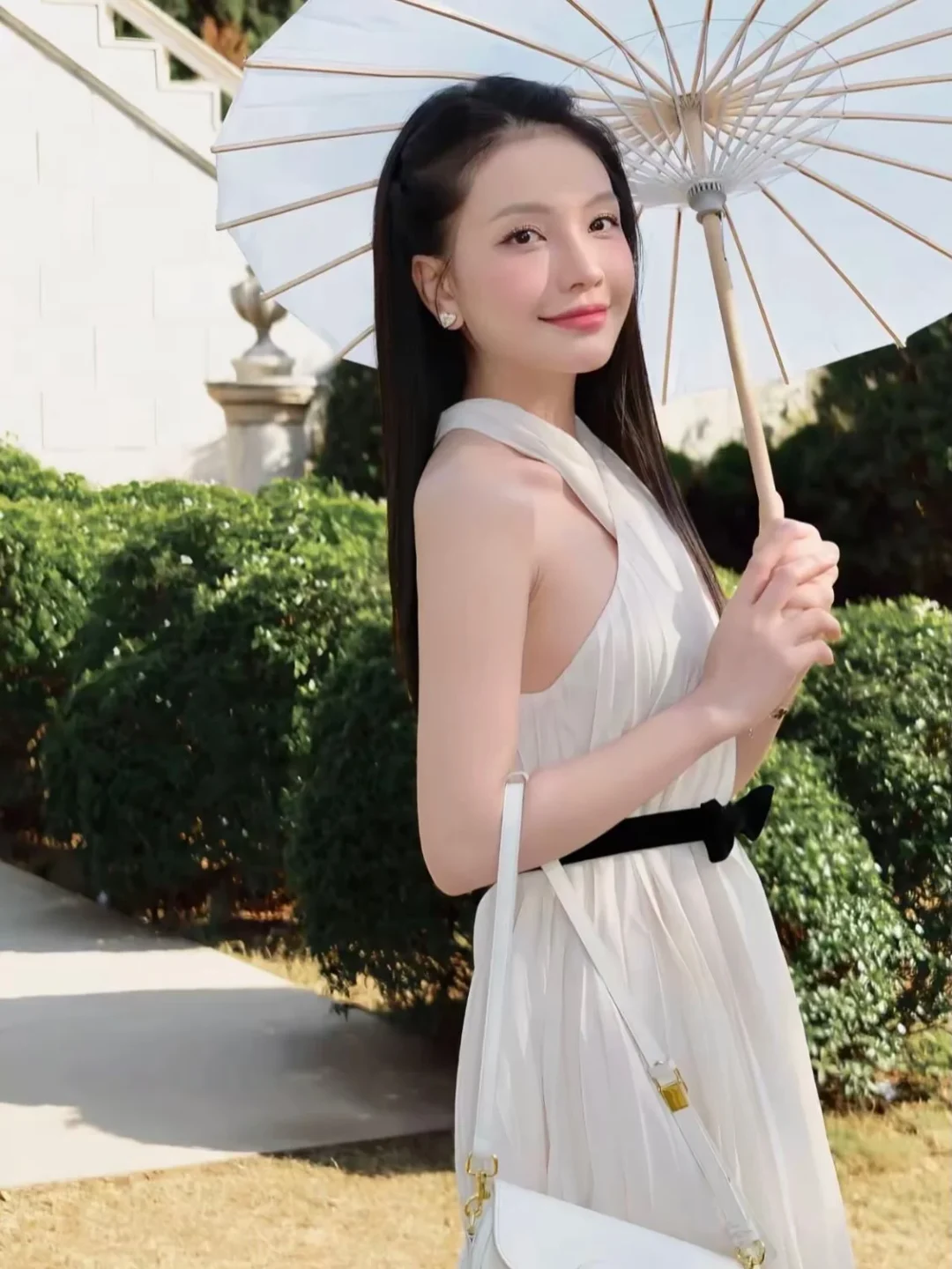Photo 4 of Váy trắng cổ yếm xếp ly KHIẾT