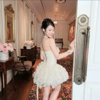 Photo 2 of Đầm trắng strapless hoa nổi sang trọng