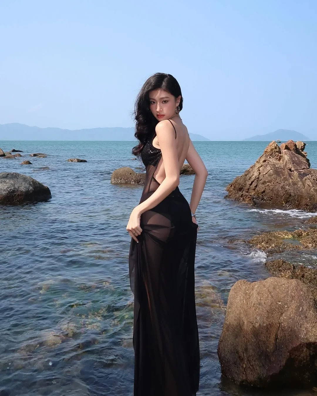 Ảnh 5 của Đầm sequin đen xẻ tà Iamcoco
