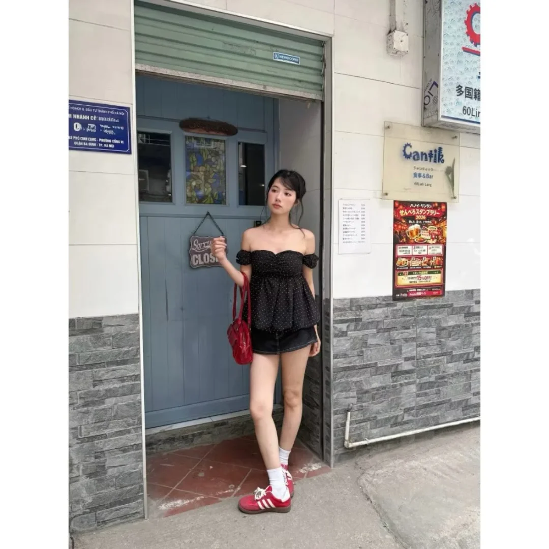 Photo 2 of Áo trễ vai chấm bi đen freesize