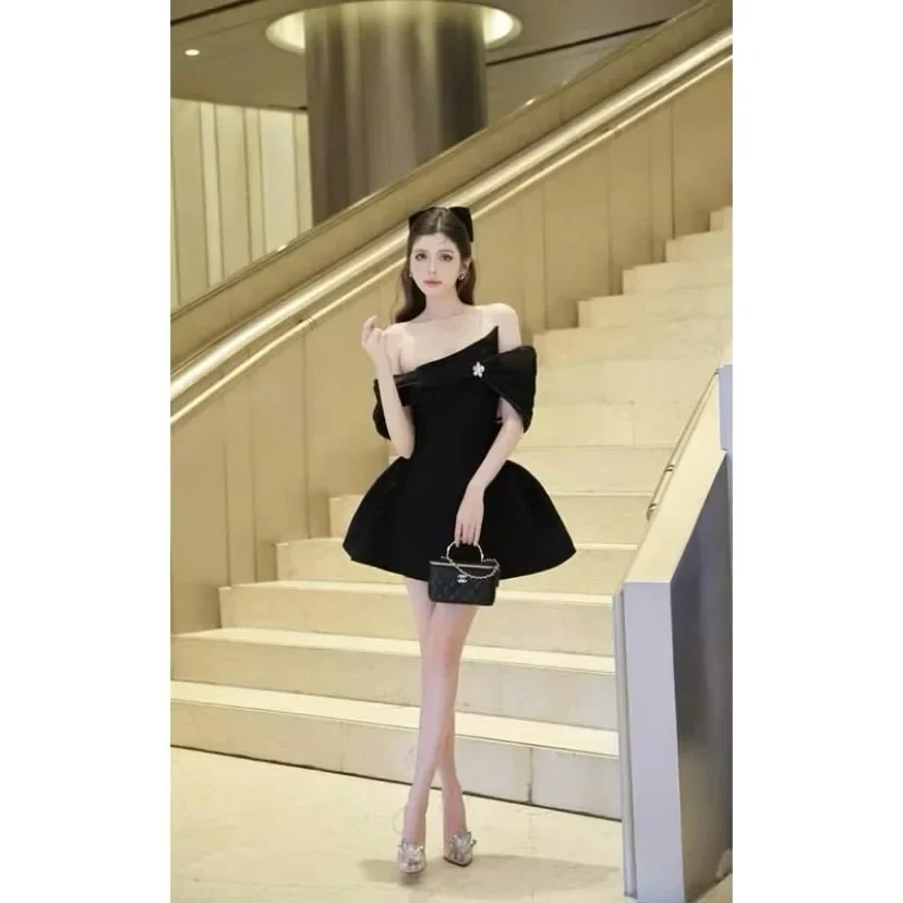 Photo 2 of Đầm đen trễ vai voan xếp nếp nữ