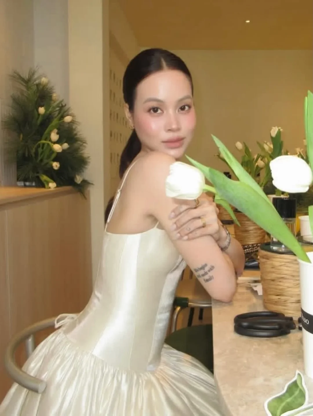 Ảnh 6 của Đầm corset satin kem Rubies hai mảnh