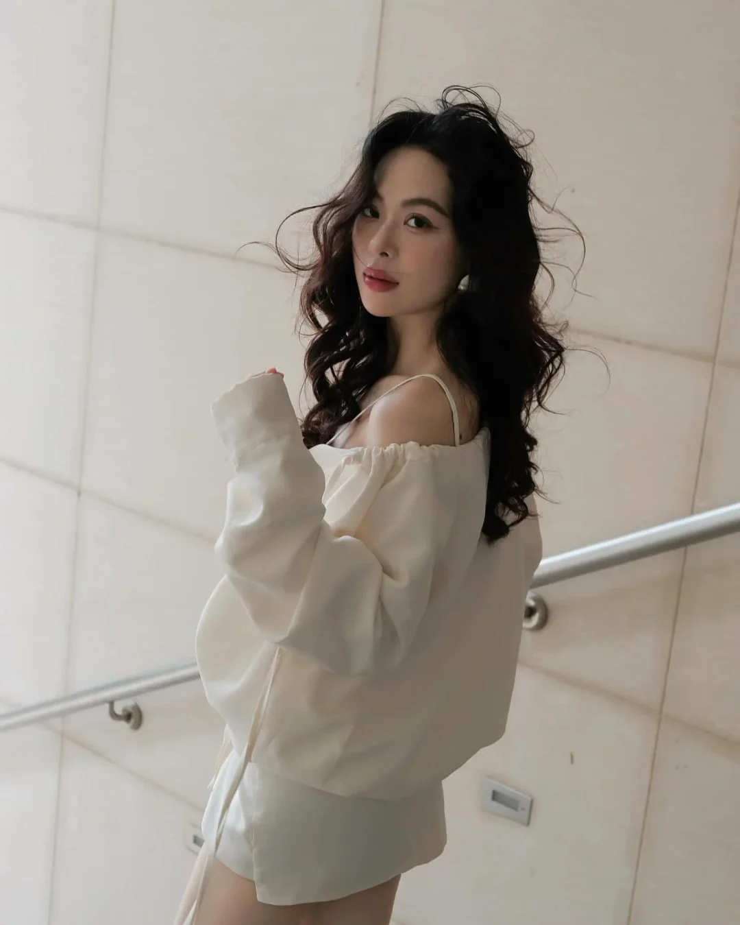 Ảnh 3 của Set áo blouse chân váy trắng Monico