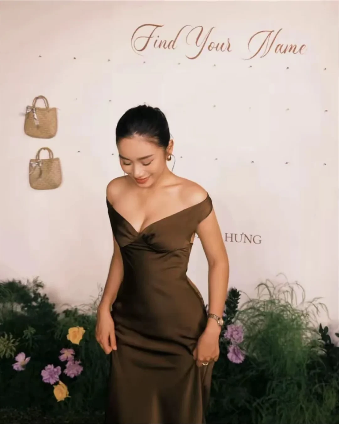 Ảnh 8 của Đầm lụa trễ vai nâu Themercury size S