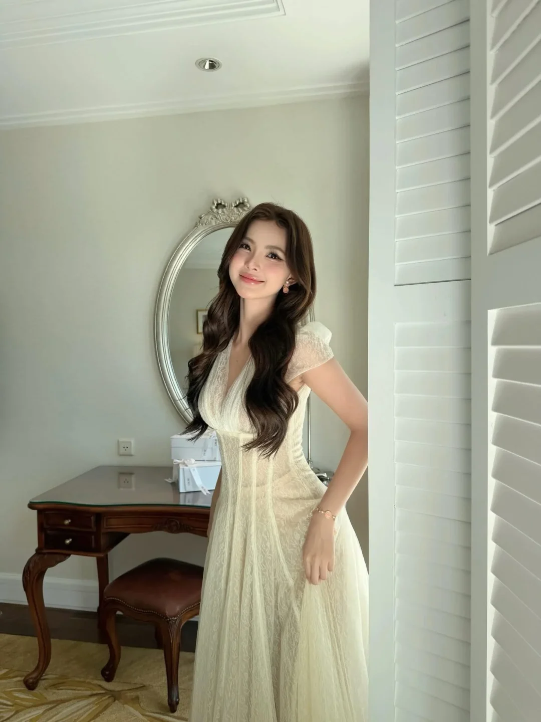 Photo 2 of Váy ren trắng vintage cổ V maxi