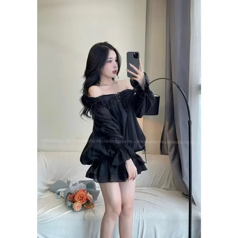 Photo 1 of Áo trễ vai đen bèo nhún voan nữ