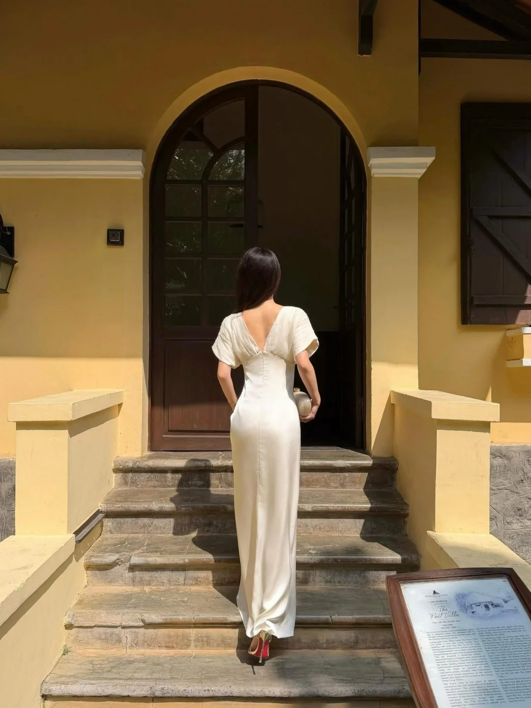 Photo 5 of Đầm dạ hội satin trắng Enka tay phồng