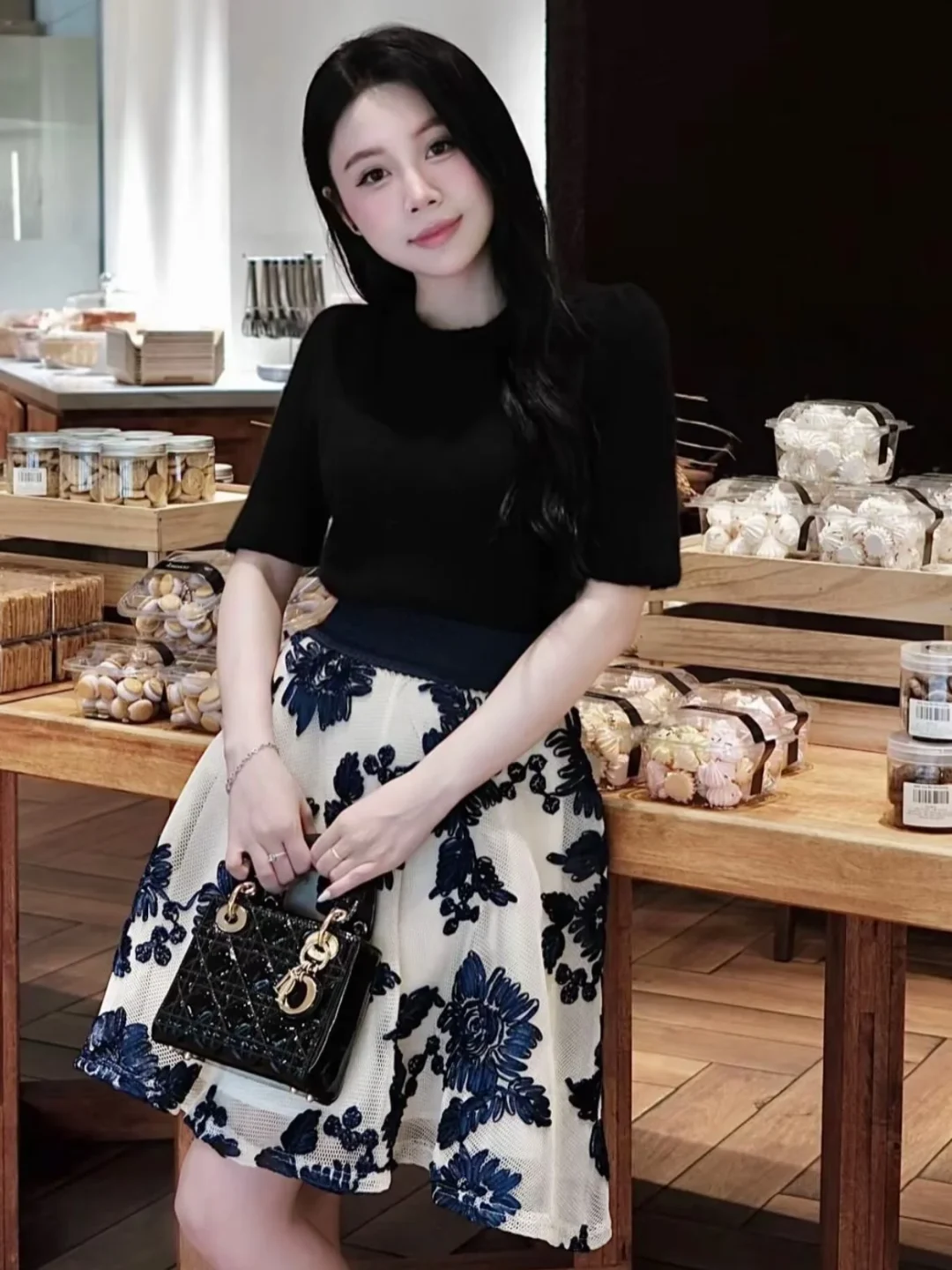 Photo 2 of Set áo đen chân váy hoa thiết kế nữ