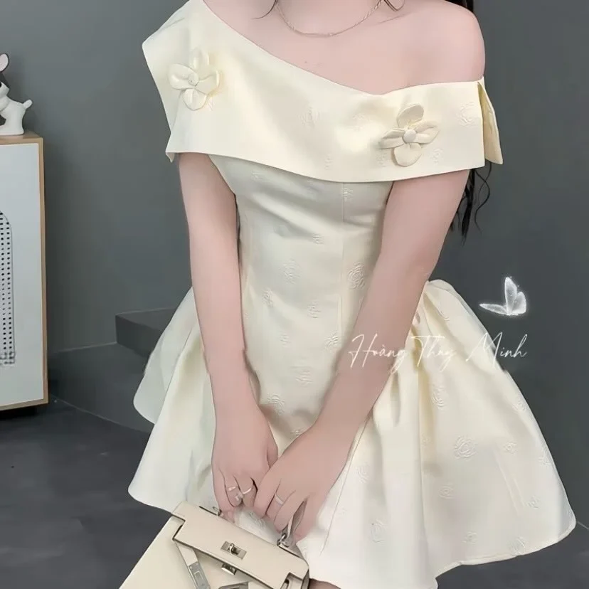 Ảnh 2 của Váy ngắn trễ vai vàng nhạt satin nữ