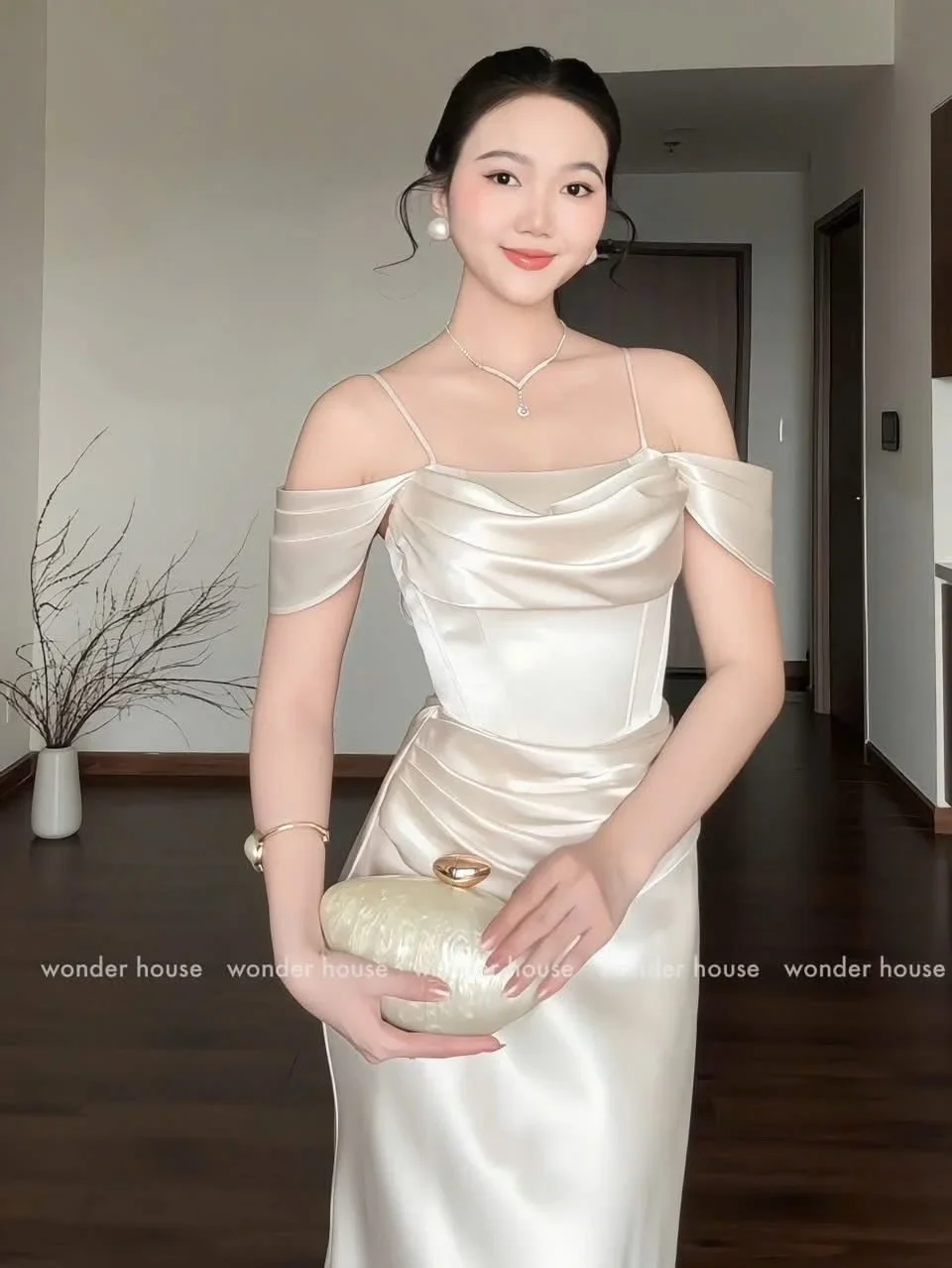 Photo 9 of Đầm Satin Trắng Trễ Vai Wonder House