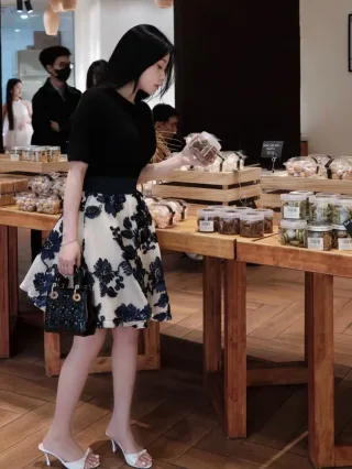Photo 4 of Set áo đen chân váy hoa thiết kế nữ