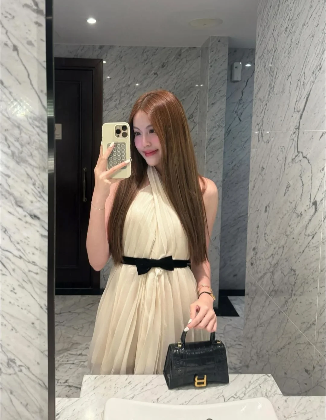 Photo 4 of Đầm trắng cổ yếm KHIẾT size M