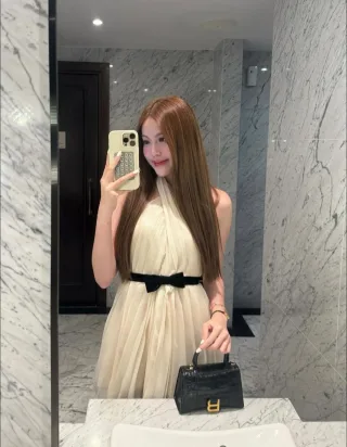 Photo 4 of Đầm trắng cổ yếm KHIẾT size M