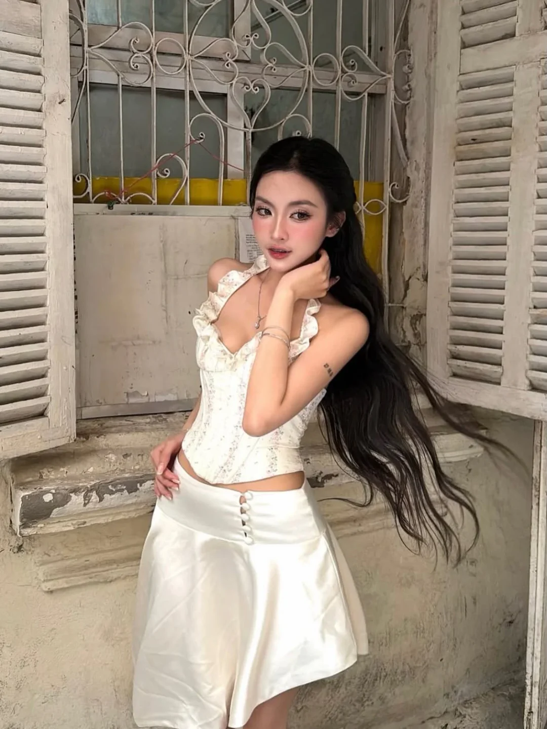 Photo 3 of Set Croptop Chân Váy Trắng Amelie Size S