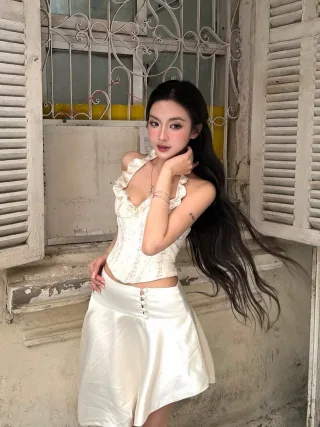 Photo 3 of Set Croptop Chân Váy Trắng Amelie Size S
