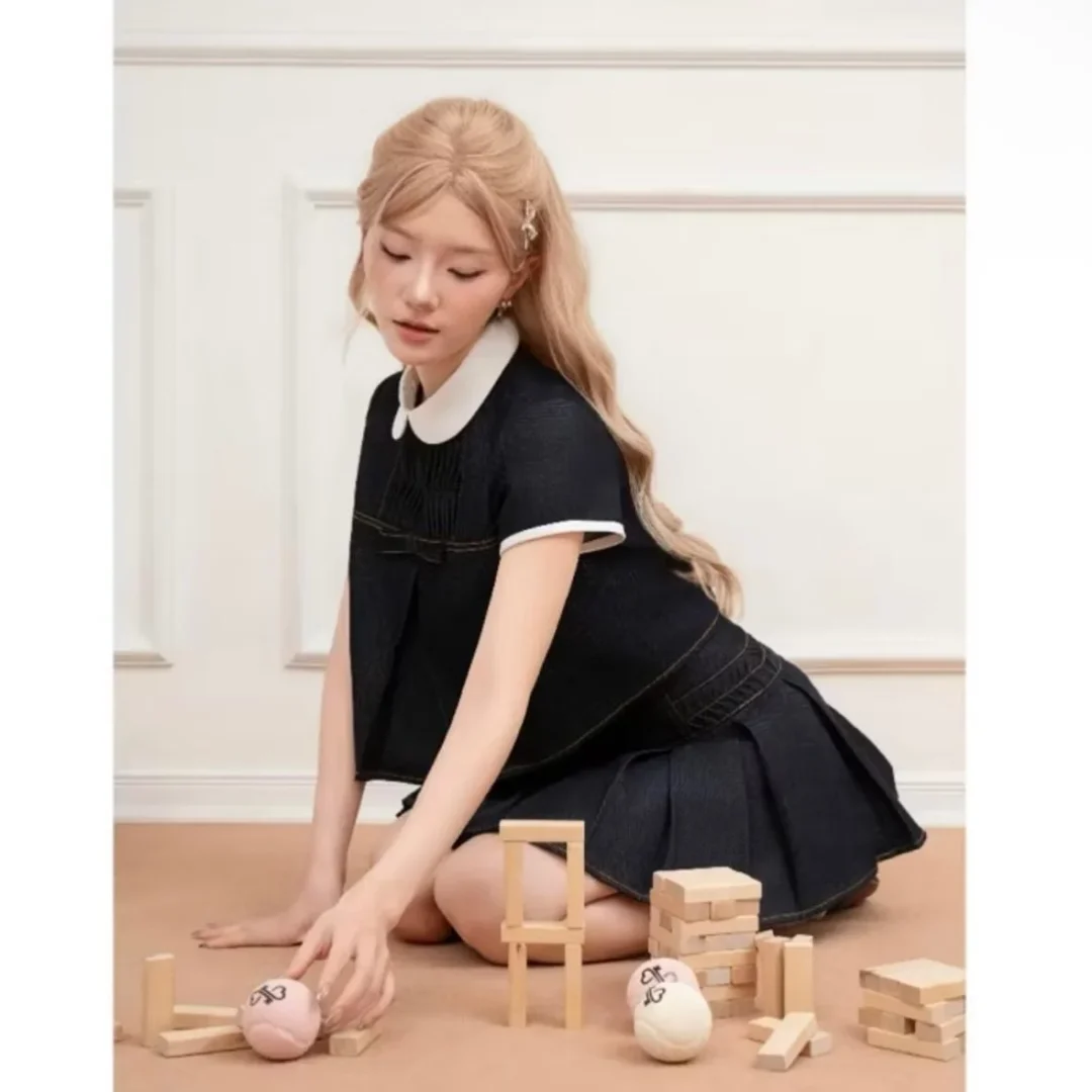 Ảnh 2 của Set croptop denim váy xếp ly đen nữ