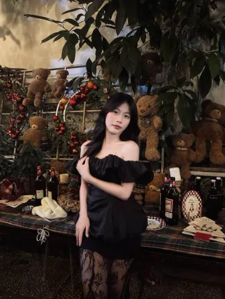 Photo 2 of Đầm đen trễ vai nhún bèo satin nữ