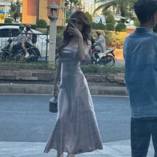 Photo 3 of Đầm satin bạc hở vai nữ dự tiệc