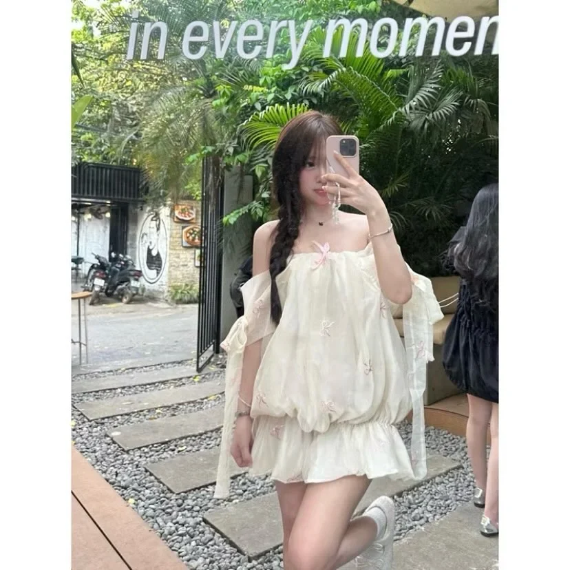 Ảnh 2 của Đầm Babydoll Trắng Trễ Vai Nơ Hồng