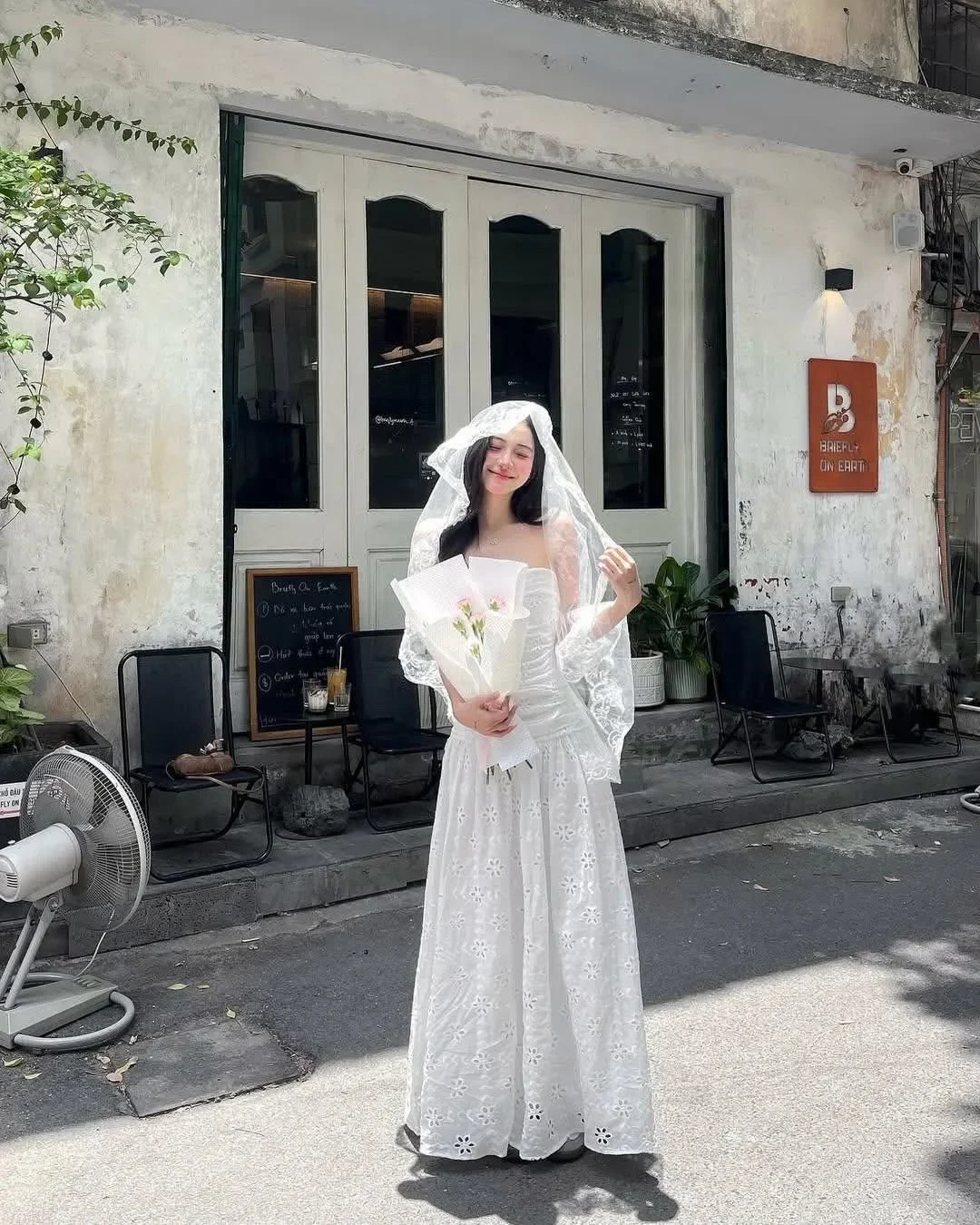 Ảnh 2 của Váy maxi trắng strapless ren hoa nữ