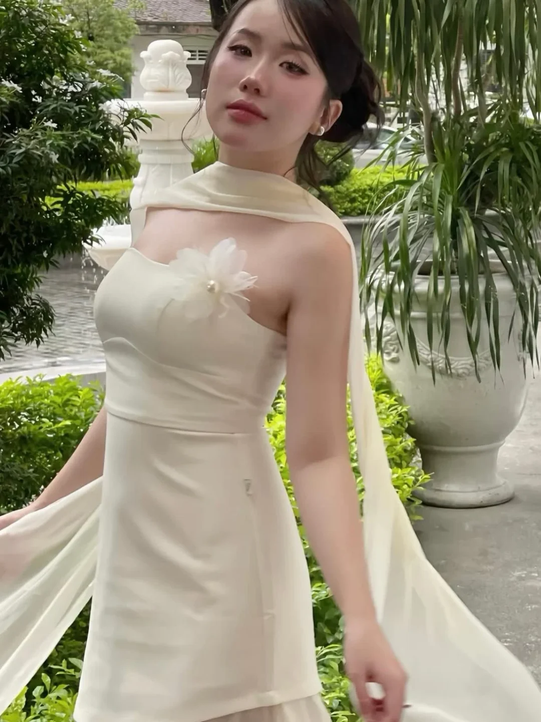 Ảnh 3 của Đầm dạ hội lụa kem một vai H.I.U