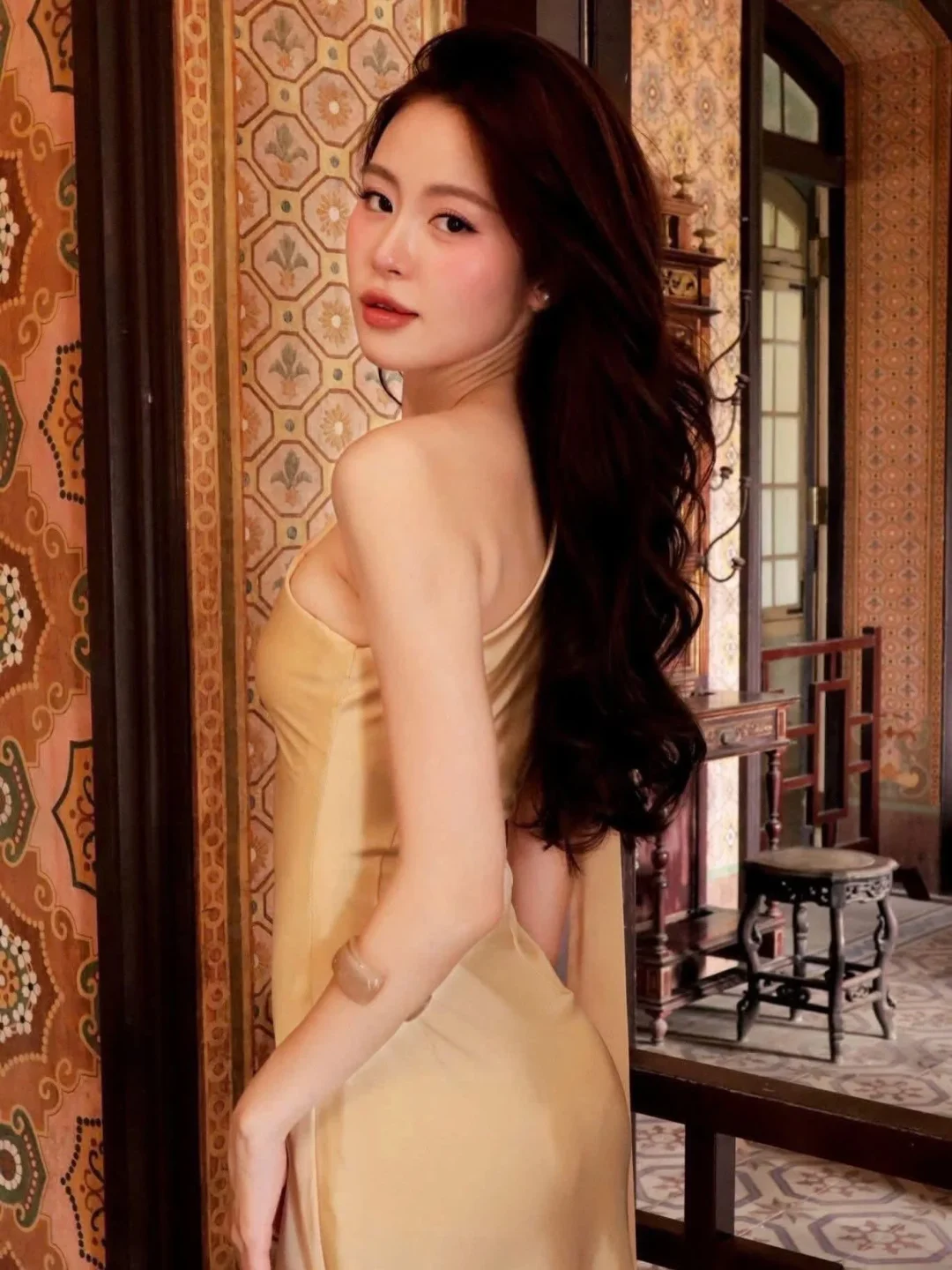 Ảnh 3 của Váy dạ hội lụa vàng lệch vai nữ