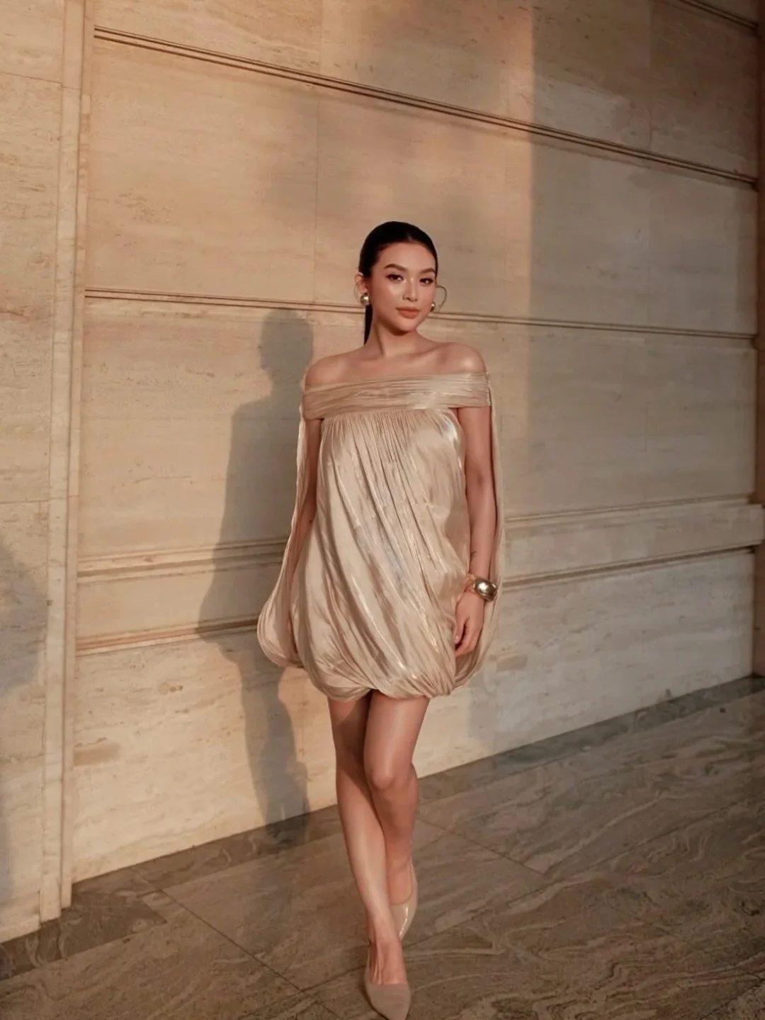 Ảnh 1 của Váy mini trễ vai kim tuyến vàng champagne