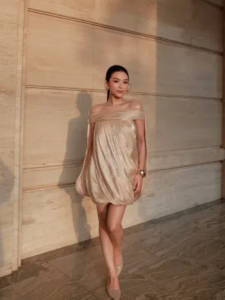 Ảnh 1 của Váy mini trễ vai kim tuyến vàng champagne